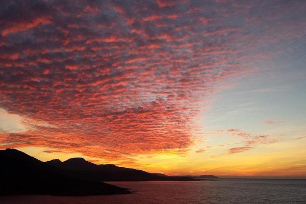 ILLUSTRATION - Ciel de feu au-dessus de la Balagne (Haute-Corse)