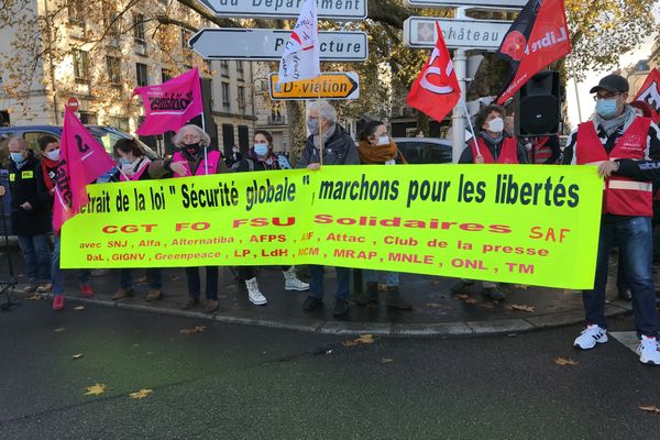 La marche des libertés à Nantes du samedi 5 décembre 2020 a démarré devant la préfecture de Loire-Atlantique