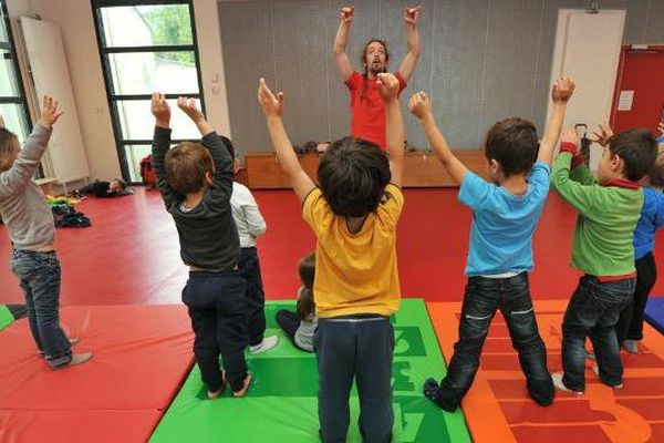 Des enfants participent à une activité périscolaire dans le cadre de la réforme des rythmes scolaires- Archives 