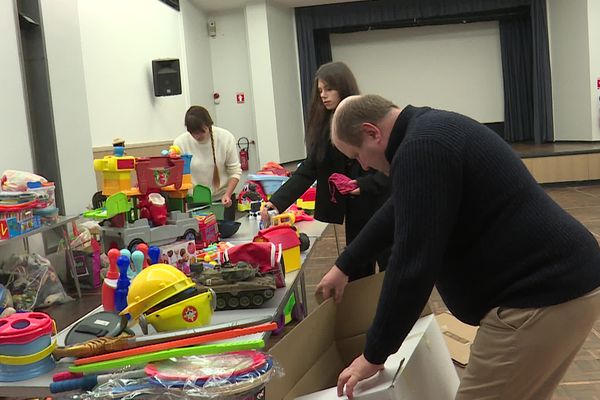 À l'Hôtel de Ville, les bénévoles de l'association Lumières d'Ukraine préparent les jouets dans les cartons qui partiront dans les convois pour Vinnytsia.