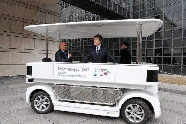 Arnaud Montebourg et Bruno  Bonnell dans une navette complétement automatisée