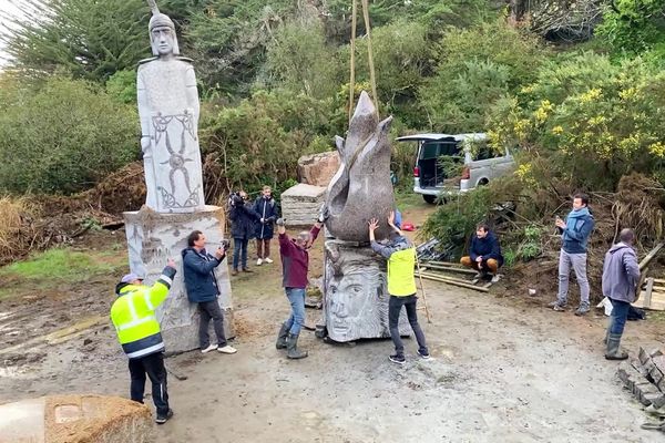 Ce 25 octobre, deux statues de Saint-Golgon ont été dévoilées à Trégastel (Côtes-d'Armor). Une reste dans la commune et l'autre va rejoindre la Vallées des Saints.