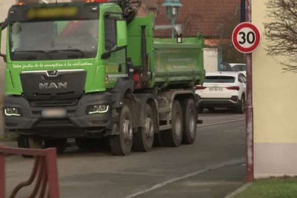 Les camions traversent Bollwiller malgré l'interdiction.