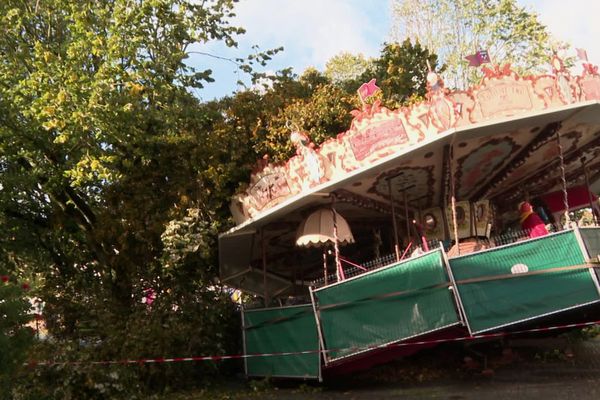 Le caroussel de la place Colbert à Rochefort, endommagé par la chute d'un arbre.