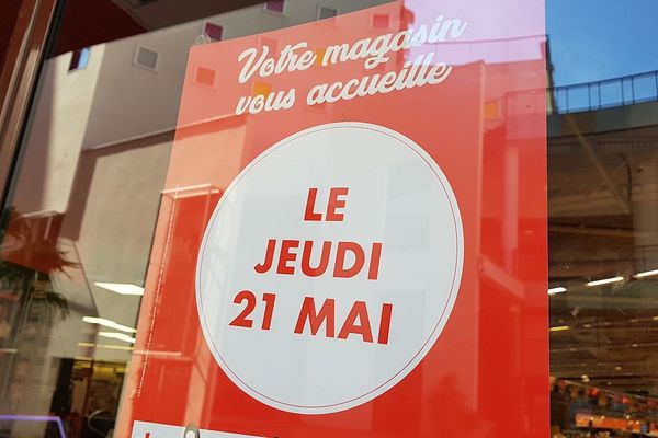 Pas de jours fériés pour certains commerces. Après deux mois de confinement et d’absence de chiffres d’affaires, quelques commerces de Clermont-Ferrand, dans le Puy-de-Dôme avaient leur devanture ouverte jeudi 21 mai. 