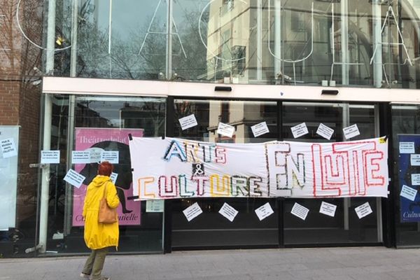 Des intermittents du spectacle occupent le théâtre de la Cité pour réclamer plus de soutien au secteur culturel. 