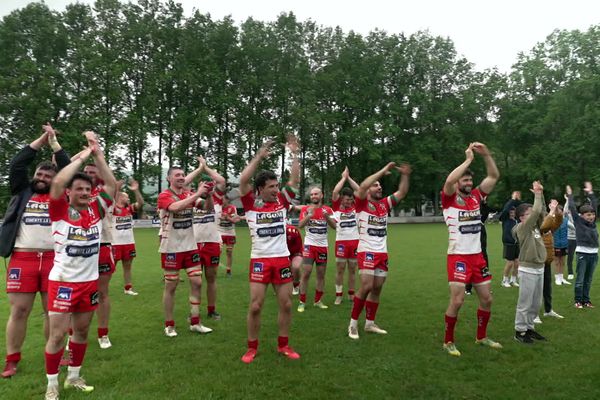 Les joueurs du SA Mauléon Rugby fêtent leur victoire