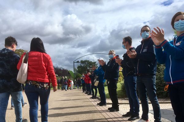 A leur arrivée, les visiteurs sont accueillis par des applaudissements et une haie d'honneur du personnel du parc du Futuroscope. 