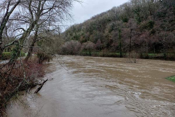 Les rivières et fleuves du département de la Manche débordent un peu partout avec les fortes pluies de la tempête Henk.