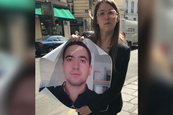 Clémence Nayme à Paris, devant le Palais de l'Elysée.