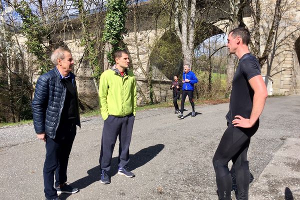 Un premier coureur à l'arrivée