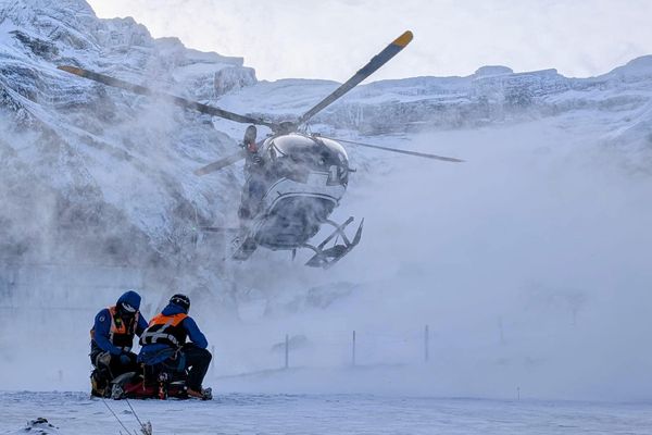 Les gendarmes sauveteurs en montagne du PGHM des Hautes-Pyrénées multiplient les secours en montagne pour des chutes et des glissages depuis deux jours et appellent à la prudence les amoureux de la montagne.