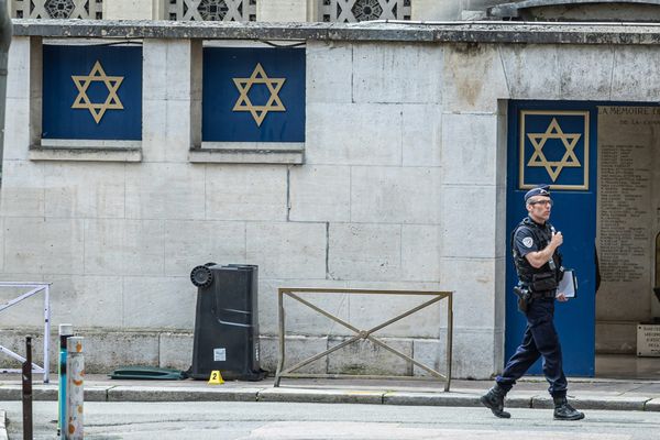 Un policier devant la synagogue de Rouen qui a été victime d'une attaque le vendredi 17 mai 2024. L'assaillant a été abattu par la police.