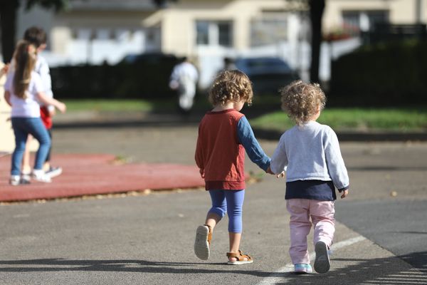 En Occitanie, près d’un quart des enfants de moins de 11 ans vivent dans un ménage pauvre. Situation familiale, logement, absence d'équipements scolaires, médicaux et de loisirs, une étude de l'INSEE révèle des conditions de vie disparates selon les endroits.