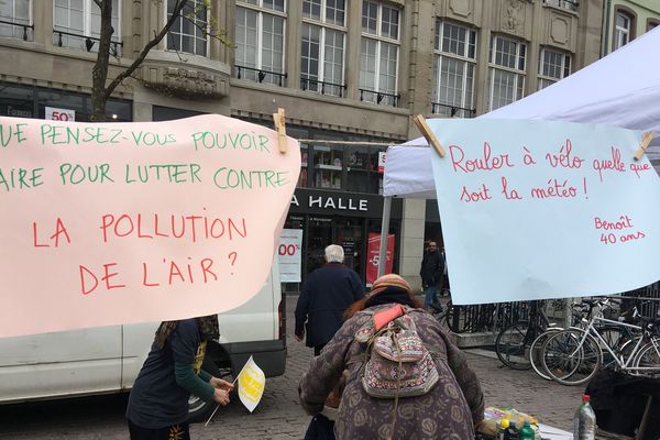 Greenpeace mène une action place Kléber à Strasbourg pour sensibiliser à la pollution de l'air