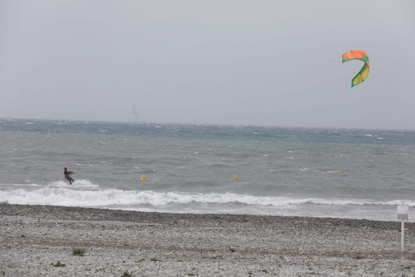 Nouvelle vigilance météo aux vents violents sur la Côte d'Azur.