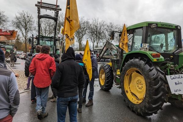 Des agriculteurs de Loire Atlantique, du Morbihan et d'Ille-et-Vilaine bloquent l'hypermarché Leclerc de Saint-Nicolas-de-Redon