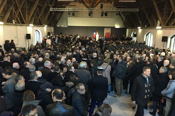 Une foule est rassemblée à la Papeterie d'Uzerche.