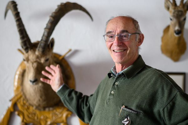 Narcisse Seppey, qui dirigeait le service de la faune en Valais lors de l'introduction de la chasse, conserve ses trophées dans son musée personnel.