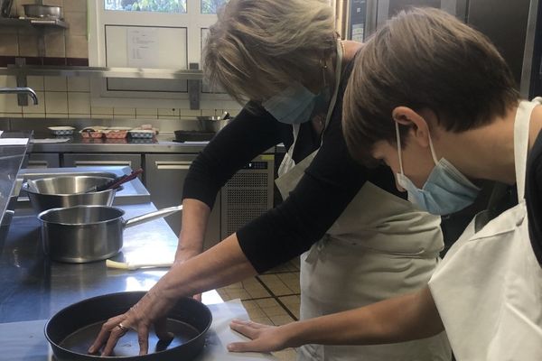 Un atelier intergénérationnel de cuisine organisé au restaurant municipal rémois Le Méridien.