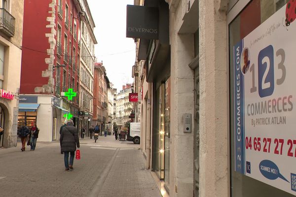 De nombreux commerces du centre-ville de Grenoble ont fermé leurs portes ou déménagé ces derniers mois, laissant des locaux vacants.