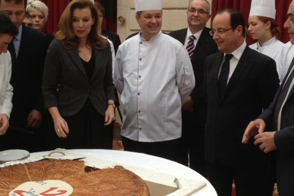 Galette présentée à l'Elysée par des apprentis du CFA des Treize Vents à Tulle, 31 janvier 2013, en présence du président François Hollande et de sa compagne Valérie Trierweiler