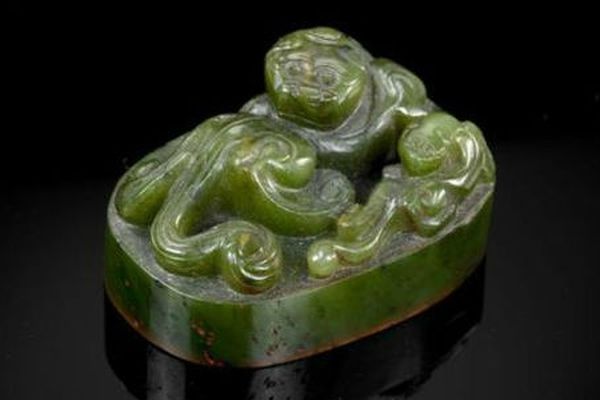 Cachet impérial en jade vert épinard sculpté, de la dynastie Qing, époque Qianlong (1736-1795)