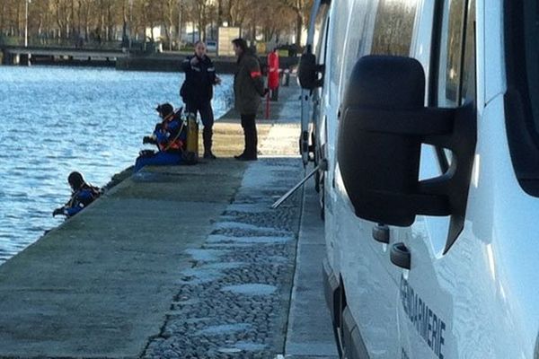 Deux plongeurs de la brigade nautique se mettent à l'eau dans le port de Caen 