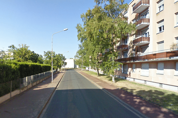 La petite Rahyna vivait avec sa mère, sa grand-mère, sa sœur de 6 ans et son petit frère de 2 ans, dans un appartement situé dans cette rue, au 1 rue des Frères-Chappe, quartier La Source. 