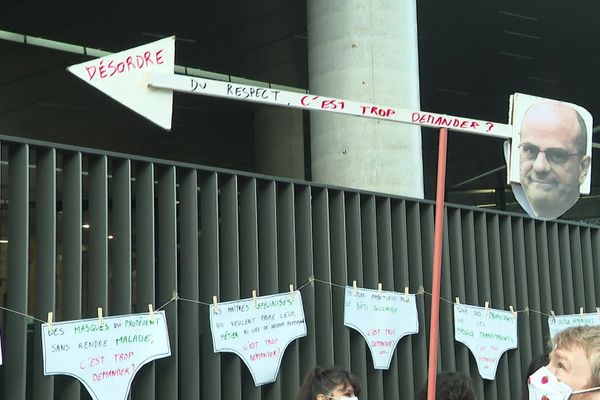 Des enseignants du primaire se sont mobilisés devant le rectorat de Lille ce matin