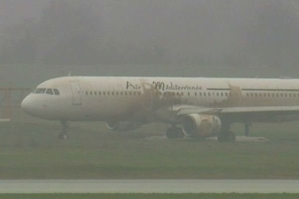 L'airbus A321 de la compagnie Air Méditerranée immobilisé à Lyon.