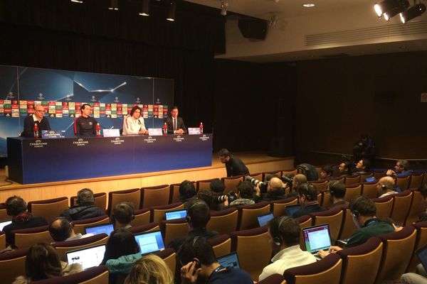 Unai Emery et Edinson Cavani, lors d'une conférence de presse au Parc des princes, avant le match PSG-Barcelone, en Ligue des champions, le 13 février 2017.