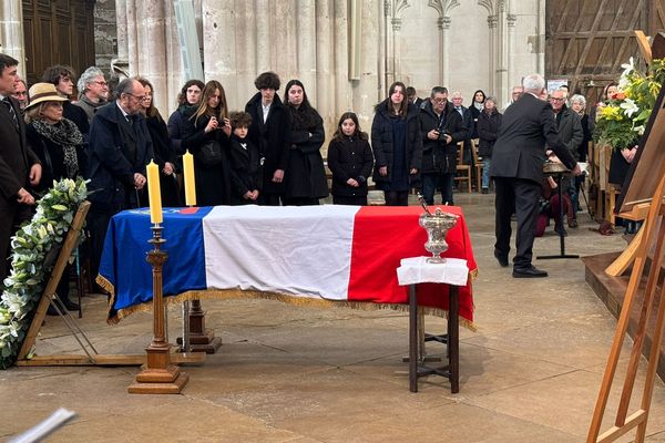 Le cercueil de Jean-Pierre Soisson lors de la cérémonie d'hommage le 4 mars 2024.