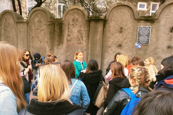 Les élèves du Lycée de La Communication devant le mur du ghetto de Cracovie (Pologne)