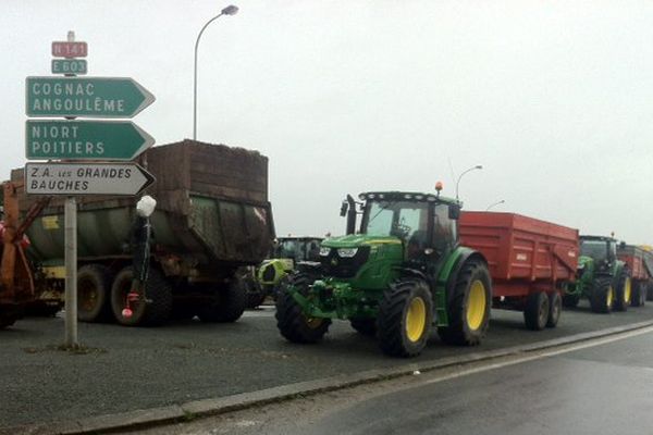 Deuxième jour de blocage de Saintes (17) par les agriculteurs en colère.