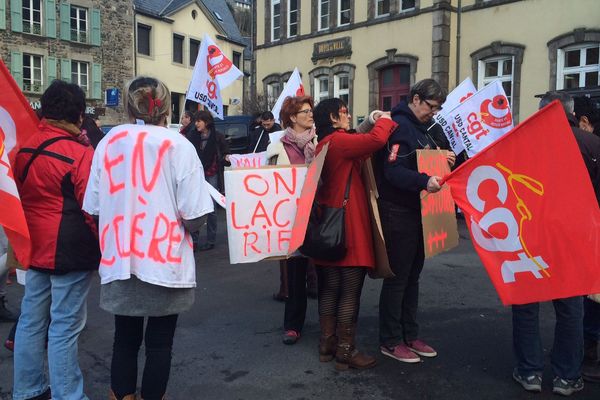 Le personnel du centre hospitalier et de la maison de retraite manifeste, mardi 23 janvier, à Murat dans le Cantal. 