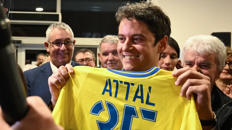 Gabriel Attal recevant un maillot du FCSM floqué à son nom, portant le numéro 35 en clin d'œil à son anniversaire.
