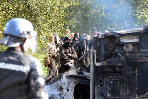 Un quarantaine de manifestants s'oppose aux forces de l'ordre en début d'après midi à Notre-Dame-des-Landes