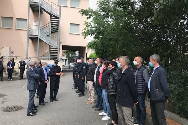 Le préfet de la région Occitanie, le procureur de la République de Toulouse et le maire ont rendu visite aux policiers du commissariat Nord de Toulouse dans le quartier des Izards-Borderouge. 25 mai 2021.