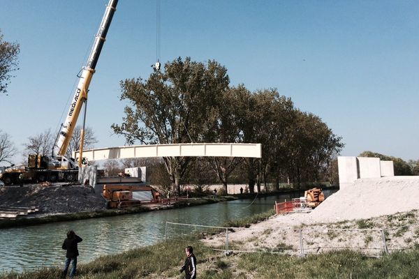 Le pont sera constitué de deux poutres en acier de 33 mètres de long.