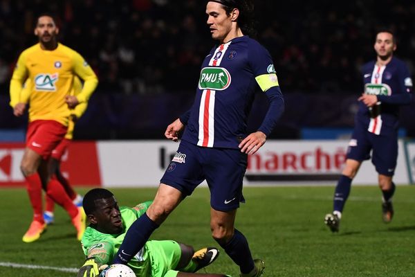 Edinson Cavani face à Ali Lutumba, le gardien de Linas-Montlhéry.