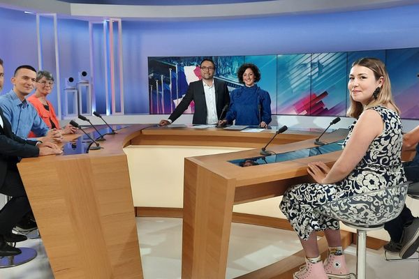 Les invités sur le plateau du débat.