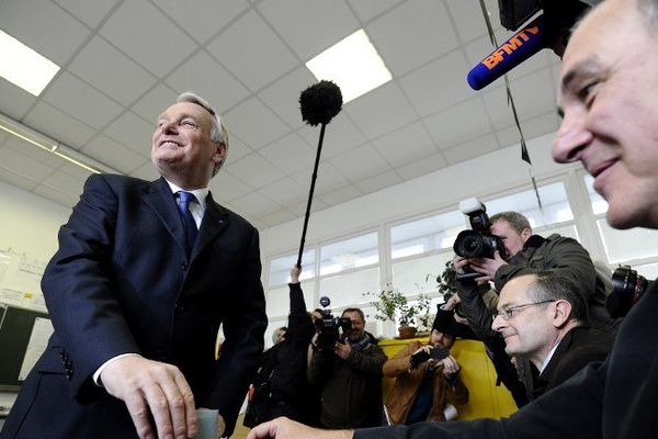 Jean-Marc Ayrault sourire figé devant les photographes tout à l'heure à Nantes