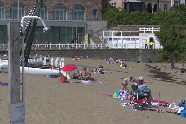 Dans les Côtes-d'Armor, les douches sont interdites d'utilisation sur les plages pour économiser l'eau.