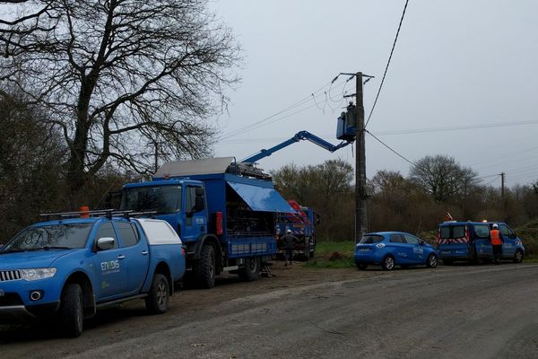 Intervention des techniciens d'Enedis à Saint-Jean-de-Linières (Maine-et-Loire)