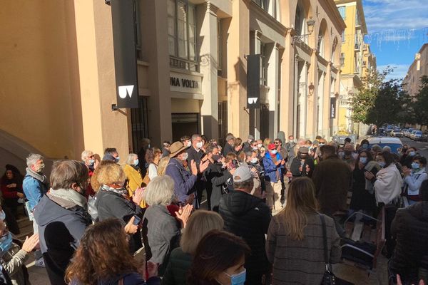 Le rassemblement a eu lieu ce mardi à midi devant le centre culturel Una Volta