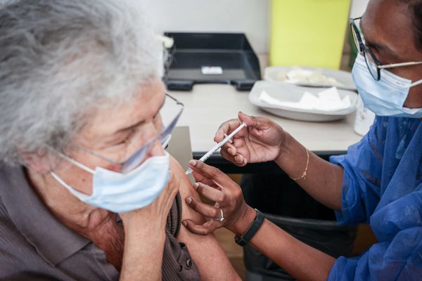 Face à la dégradation de la situation épidémique, les autorités sanitaires appellent les plus fragiles à se faire injecter une dose de rappel. 