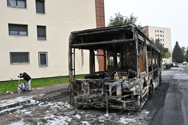 La nuit du 1er novembre, dans un contexte de violences urbaines, des individus ont fait descendre des passagers de deux bus, qu'ils ont ensuite volontairement incendiés.