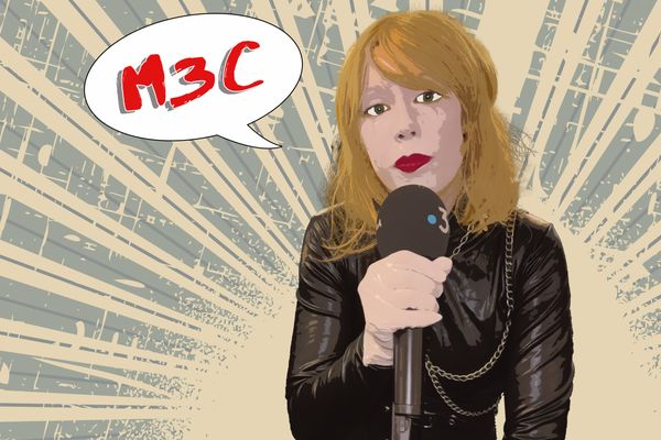 M3C est une compositrice, performeuse, chanteuse et comédienne bordelaise aux influences multiples et hétéroclites