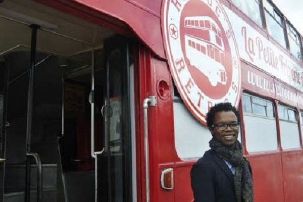 Frédéric Jégou devant son bus impérial transformé en friperie